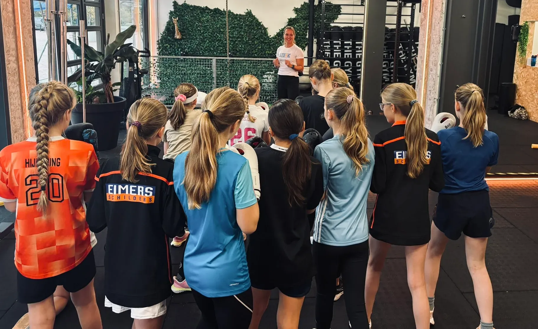 Groepscoaching jongeren team weerbaarheid boksen training